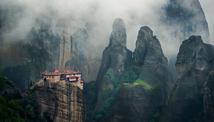 este-monasterio-en-lo-alto-de-un-acantilado-es-sorprendentemente-accesibl.jpg