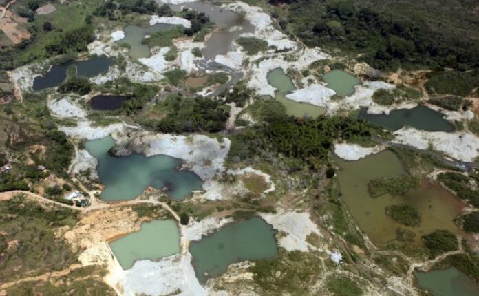 Líder indígena amenazado pide salvar a la Amazonía de la minería ilegal