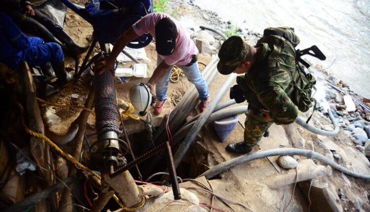 Al menos 20 mineros atrapados por derrumbe en una mina de oro en Colombia