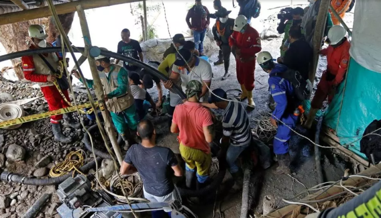 Brigadas intentan rescatar a 11 mineros atrapados por una inundación en Colombia