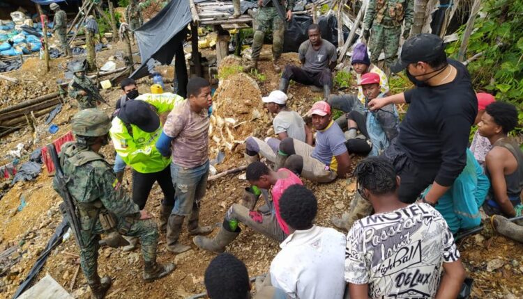 Personal militar aprehende a 20 mineros ilegales y material mineralizado en Imbabura