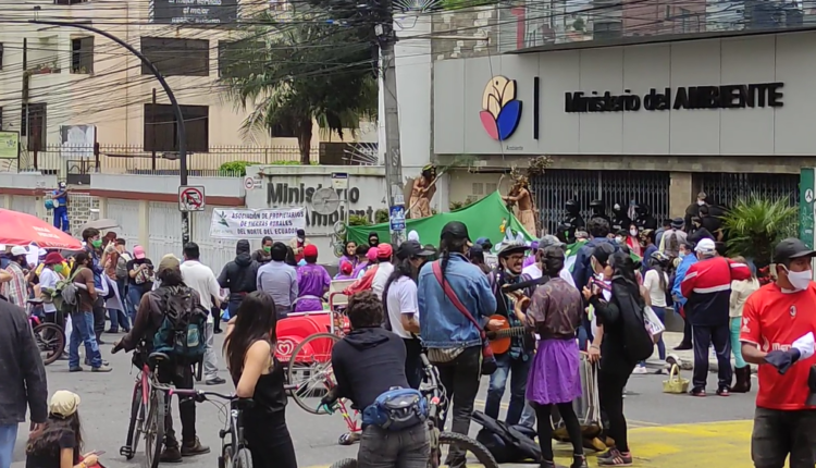 ANTIMINEROS DE QUITO RECORRIERON LA CIUDAD PARA PROMOVER UNA CONSULTA POPULAR