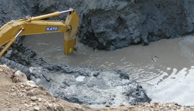 Emergen del agua pertenencias de mineros atrapados en Caldas