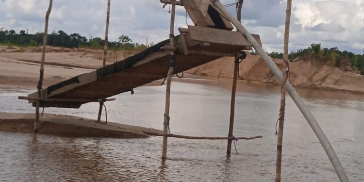 Incautan equipos de minería ilegal en la zona de amortiguamiento de la RN Tambopata