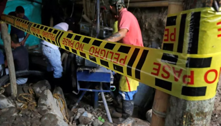 Brigadas recuperan los cuerpos de 11 mineros atrapados por inundación en Colombia