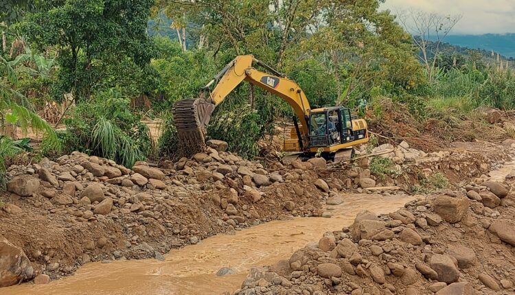 ECSA apoya con maquinaria para trabajos emergentes en el cantón Nangaritza