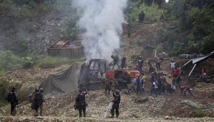 Policía y Fuerzas Militares de Colombia atacan  minería ilegal de oro