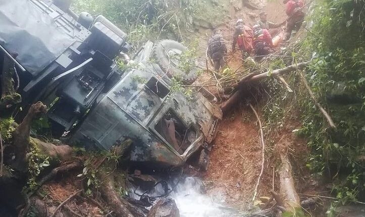 Deslizamiento de carretera provoca accidente de un vehículo de las Fuerzas Armadas