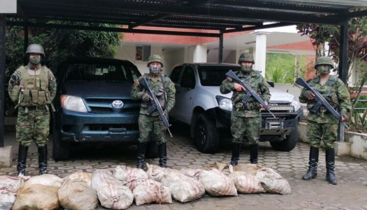 MILITARES DECOMISAN 63 SACOS DE MATERIAL MINERO ILEGAL EN LA PARROQUIA LITA