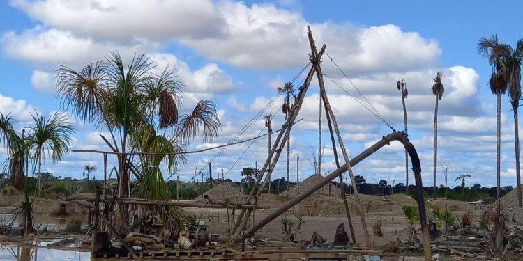 Madre de Dios: Destruyen 22 motores usados por minería ilegal en La Pampa