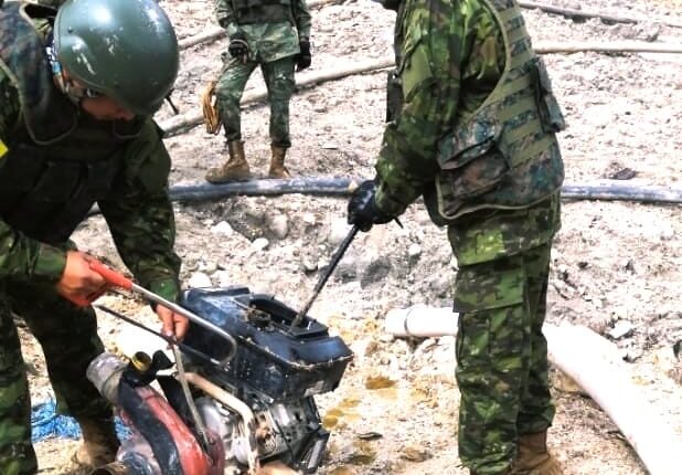 MILITARES INHABILITARON MAQUINARIA QUE ERA UTILIZADA PARA MINERÍA ILEGAL EN NAPO