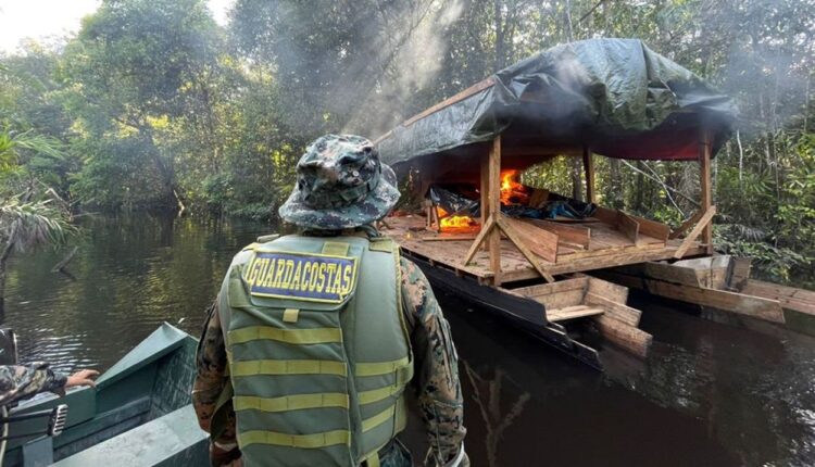 Ocho dragas y material utilizado para la minería ilegal fueron destruidos durante operativo