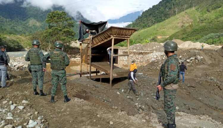 ZAMORA CHINCHIPE: MILITARES INHABILITARON MAQUINARIA USADA PARA MINERÍA ILEGAL