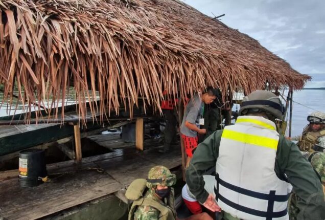 Destruyen una embarcación usada para minería ilegal en Guainía