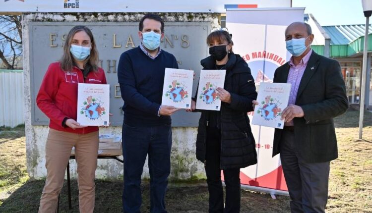 Donan libros para acercar la minería a estudiantes de Aysén