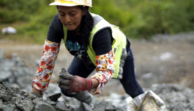 Mujeres ocupan el 10 % de los empleos en concesiones mineras en Ecuador