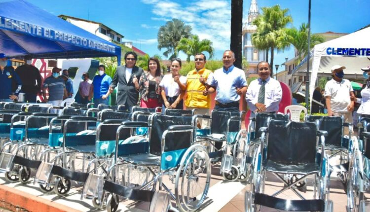 Goldmins dona sillas de ruedas a personas con discapacidad en Zaruma