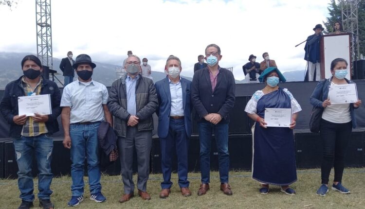 Gobierno entrega actas de recepción de proyectos de electrificación en Otavalo