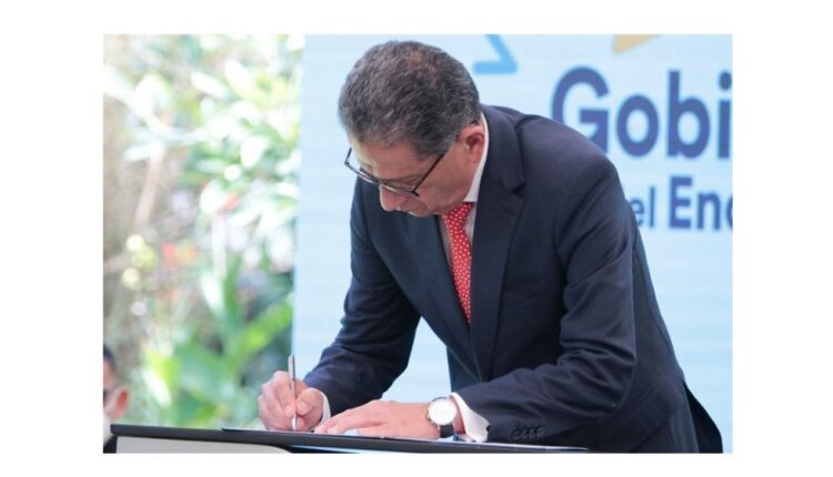 Ministro de Energía firmó el Pacto Nacional de Transición a la Descarbonización