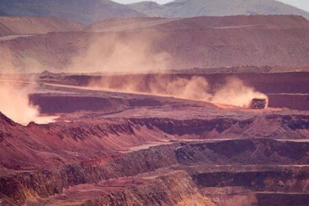 El precio del mineral de hierro cae a medida que China aumenta las restricciones