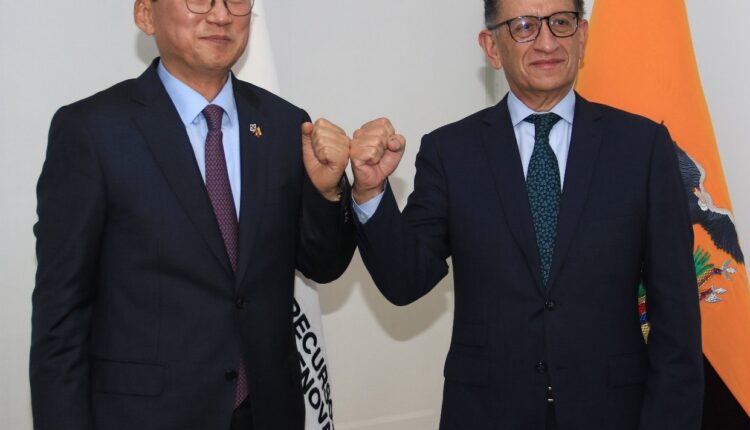 Ministro Bermeo analiza proyectos de energía y minas con embajador Coreano