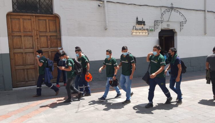Mineros responsables marchan a favor de la democracia