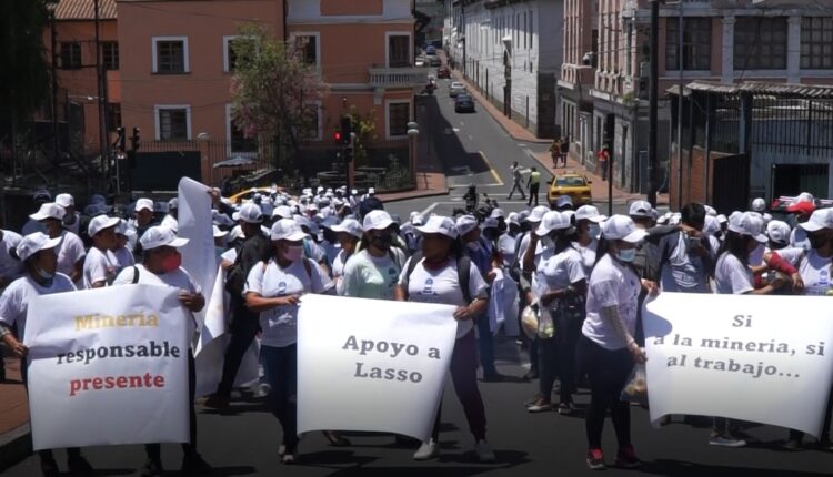 ¡Fuera gobernador Simbaña! ¡Viva la minería responsable! ¡Queremos trabajar!