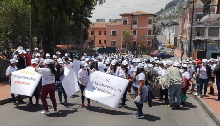 Aproximadamente un millar de personas en representación de Hanrine llegó a la Plaza Grande de Quito