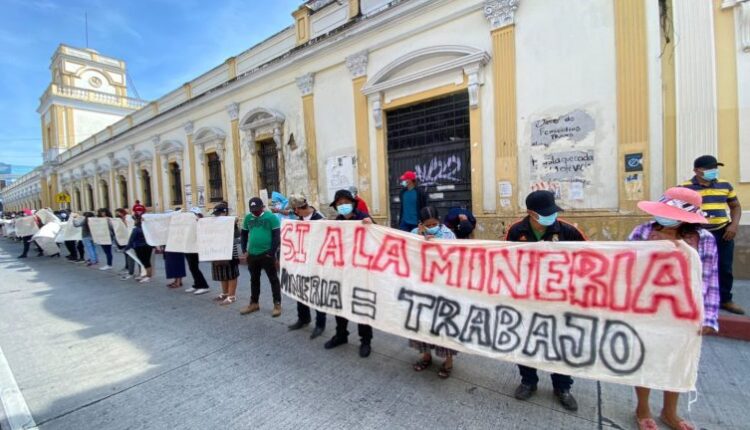 Manifestantes a favor de la minería llegan al Congreso para “agradecer” Estado de Sitio