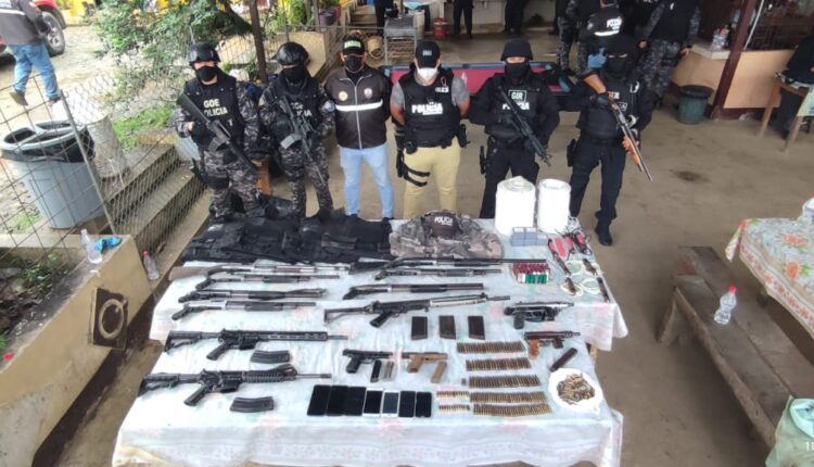 Arsenal de armamento militar incautado en mina ilegal de Ponce Enríquez