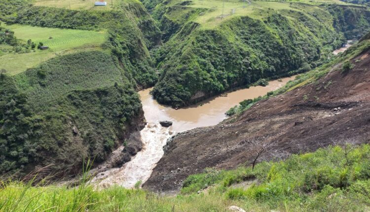 Derrumbes destruyen vía del sector Guadual