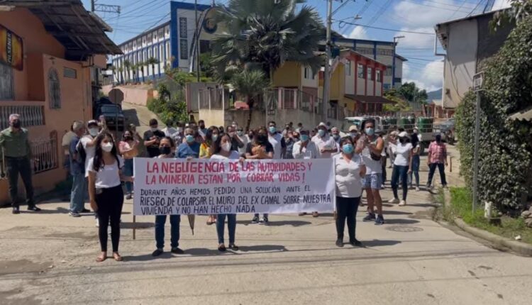 Zarumeños protestaron anta la falta de soluciones tras el socavón