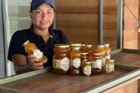 “Golden Miel” de SolGold, un proyecto de apicultura que impulsa la economía local