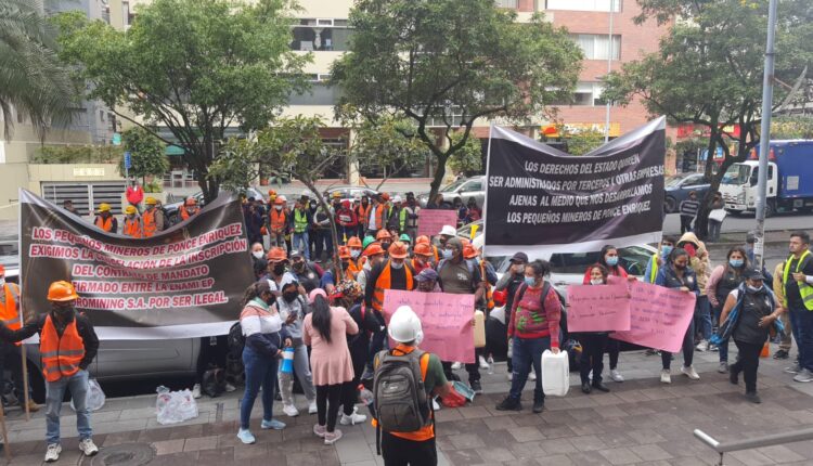 Mineros de Muyuyacu llegan a Quito a reclamar por sus derechos