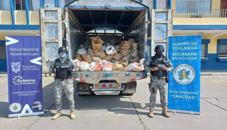 Cuerpo de Vigilancia Aduanera decomisa 200 sacos de material aurífero en Arenillas