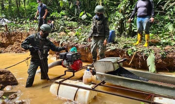 Durante operativo obreros de minería ilegal en la frontera con Perú huyeron hacia Ecuador