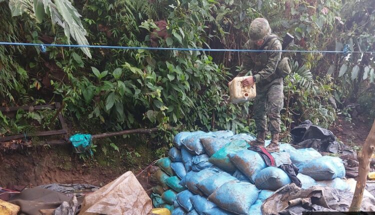 En operativo, militares destruyen 600 sacos de material mineralizado ilegal