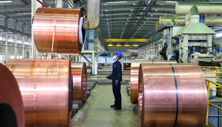 Mejora de la demanda de China impulsa al alza precio del cobre