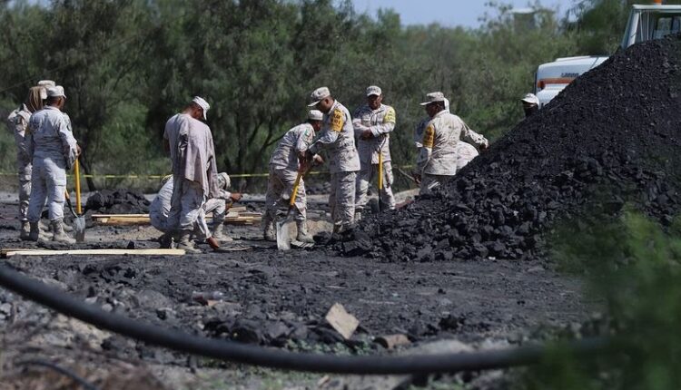 Diez mineros siguen atrapados tras 48 horas de un derrumbe en Coahuila, México