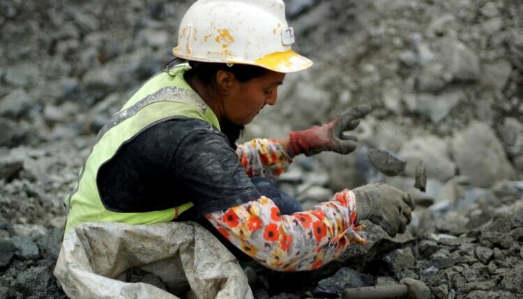 Mujeres mineras se enfrentan al machismo en Ponce Enríquez