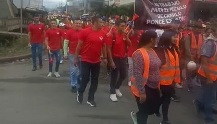 Cientos de mineros de Camilo Ponce Enríquez mantienen congestionamiento vehicular