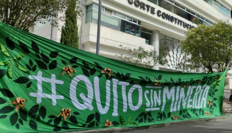 Colectivo ‘Quito sin Minería’ entregó al CNE 380.000 firmas