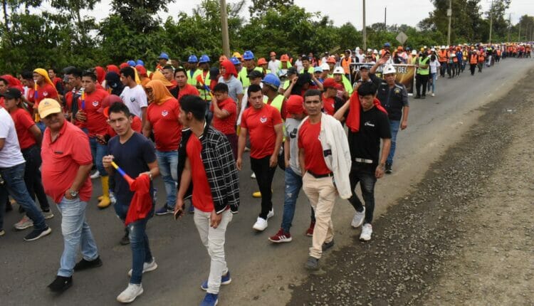 Marcha minera no da tregua