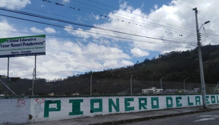 Padres de familia protestan por cierre de internado en Ibarra