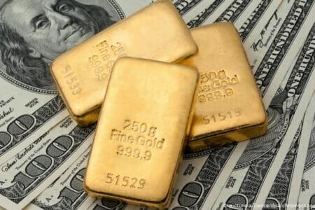 Oro sube por dólar más débil, temores de alza de tasas limitan escalada
