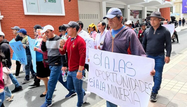 Cientos de personas marcharon exigiendo paz y desarrollo en Fierro Urco