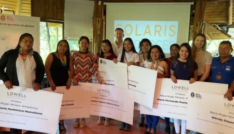 Lowell entrega Becas Mujer Minera Amazónica.