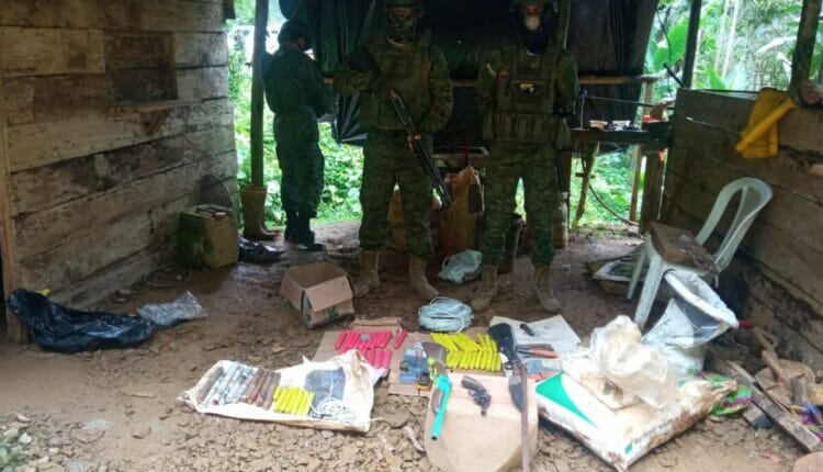 Militares incautan armas y explosivos en Ponce Enríquez