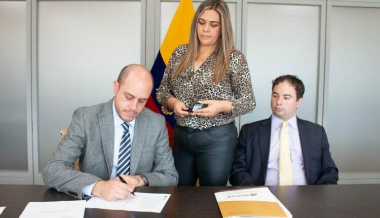 Mineras firman contrato de inversión para el desarrollo del proyecto Curipamba