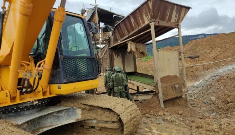 Minería ilegal a cielo abierto en Zamora Chinchipe